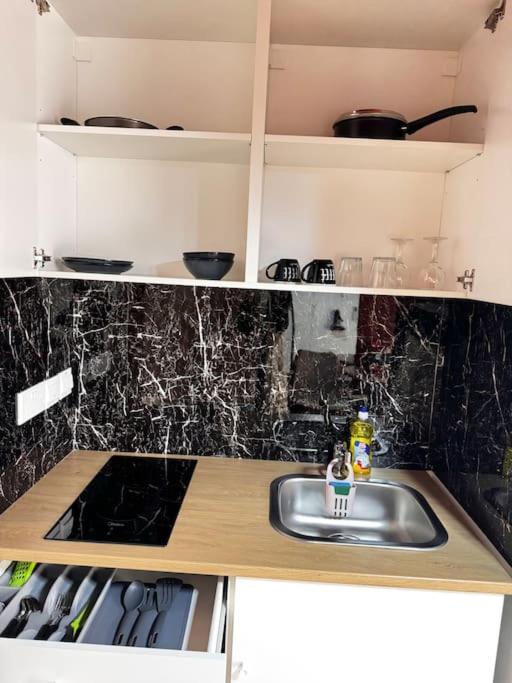 Modern Studio N1 private Kitchenette and Bathroom
