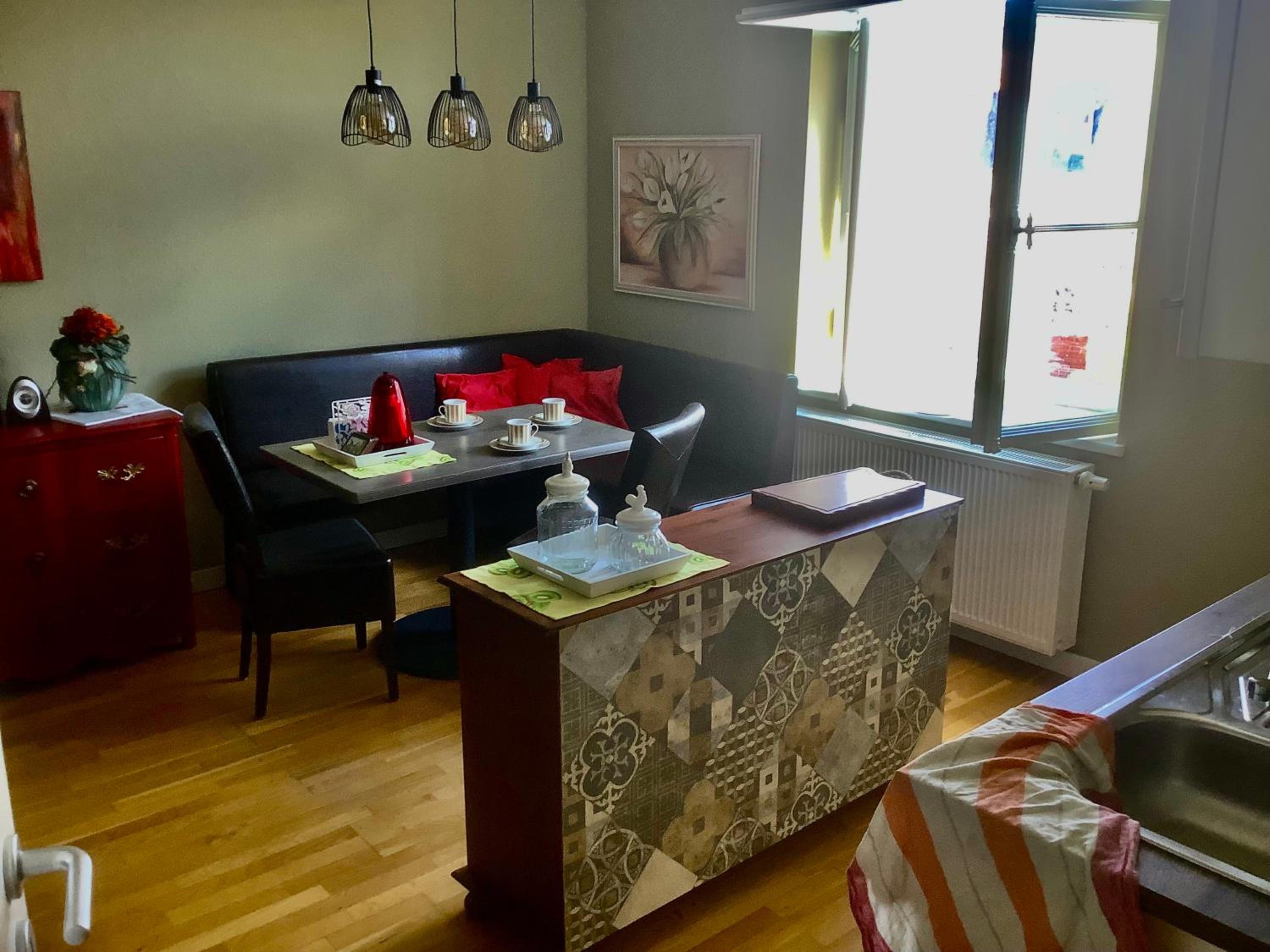 AAB Apartment 80qm mit 2 Schlafzimmern, Self-Check-in mit Wlan und gratis Parkplatz am Haus