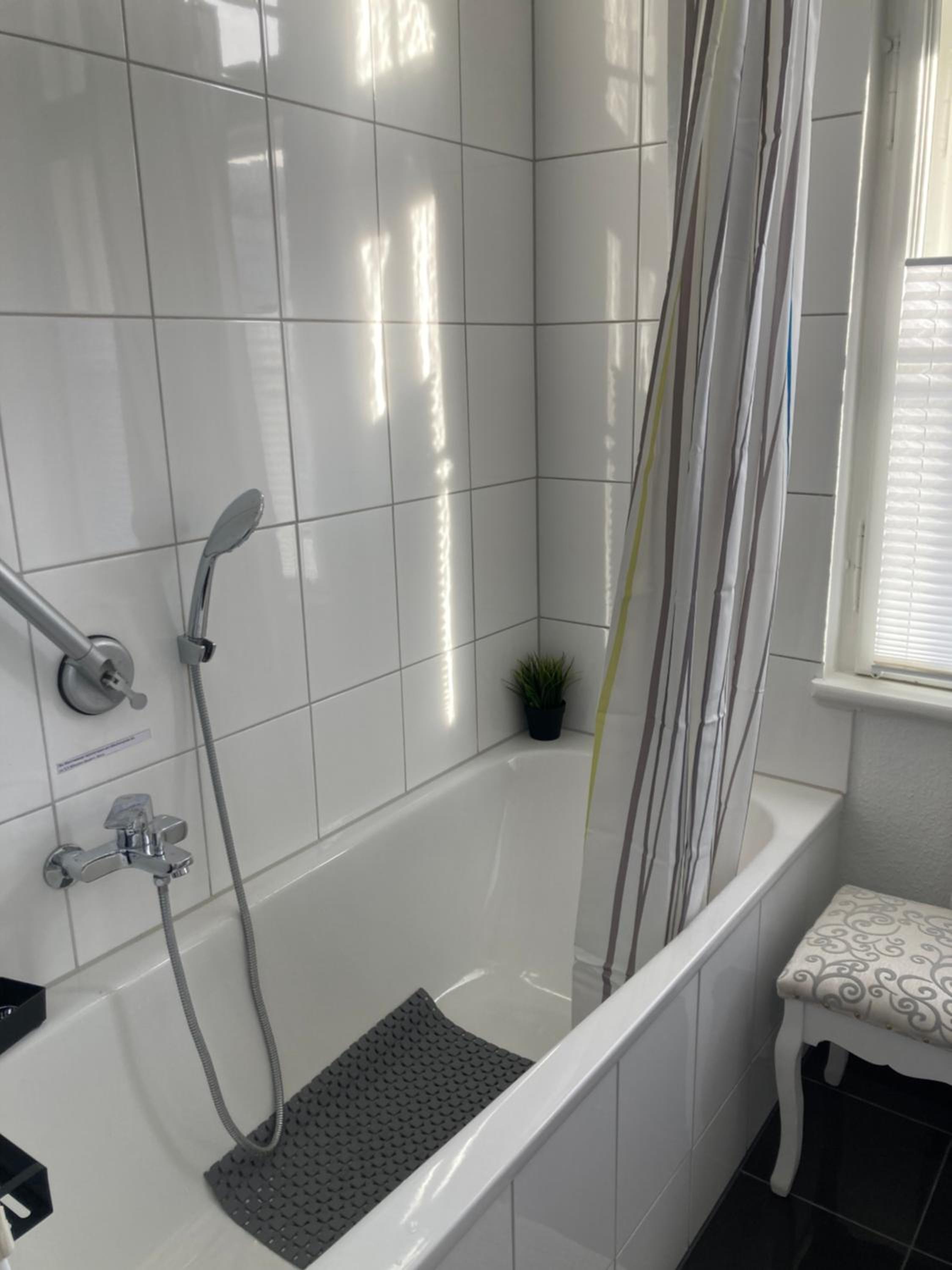 AAB Apartment 80qm mit 2 Schlafzimmern, Self-Check-in mit Wlan und gratis Parkplatz am Haus