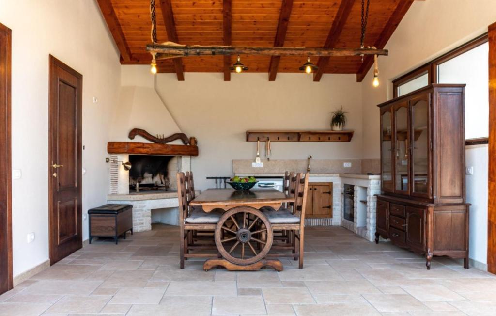 Modern Istrian Villa Lere with Pool, BBQ Lounge & Activities in Šišan view 2