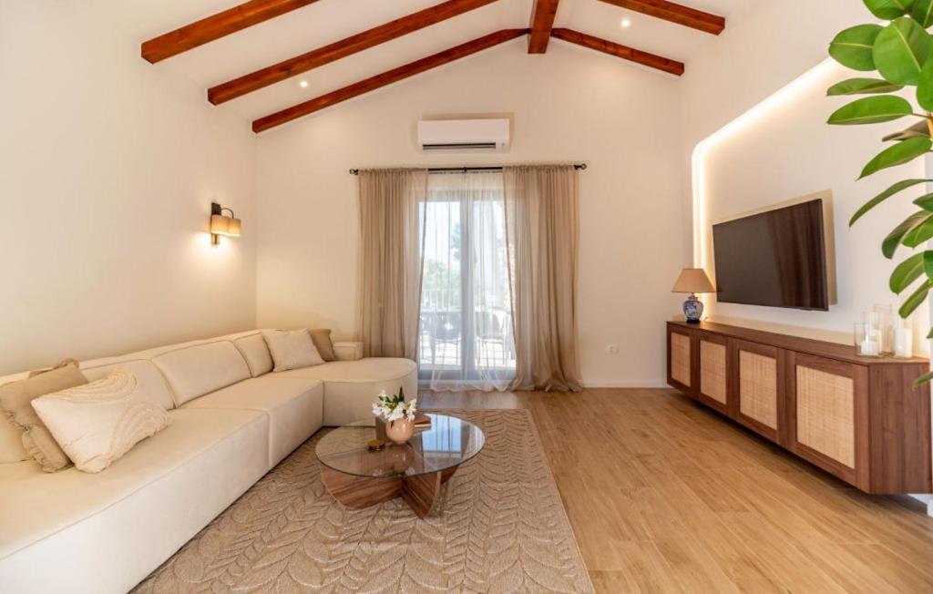 Modern Istrian Villa Lere with Pool, BBQ Lounge & Activities in Šišan view 4