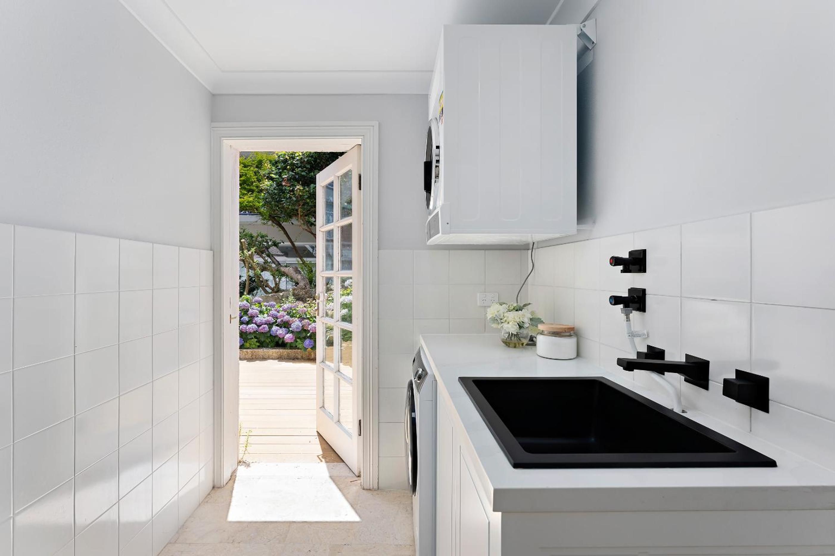 Harbourfront Haven 4BR Retreat with Stunning Views of Sydney Iconic Landmarks