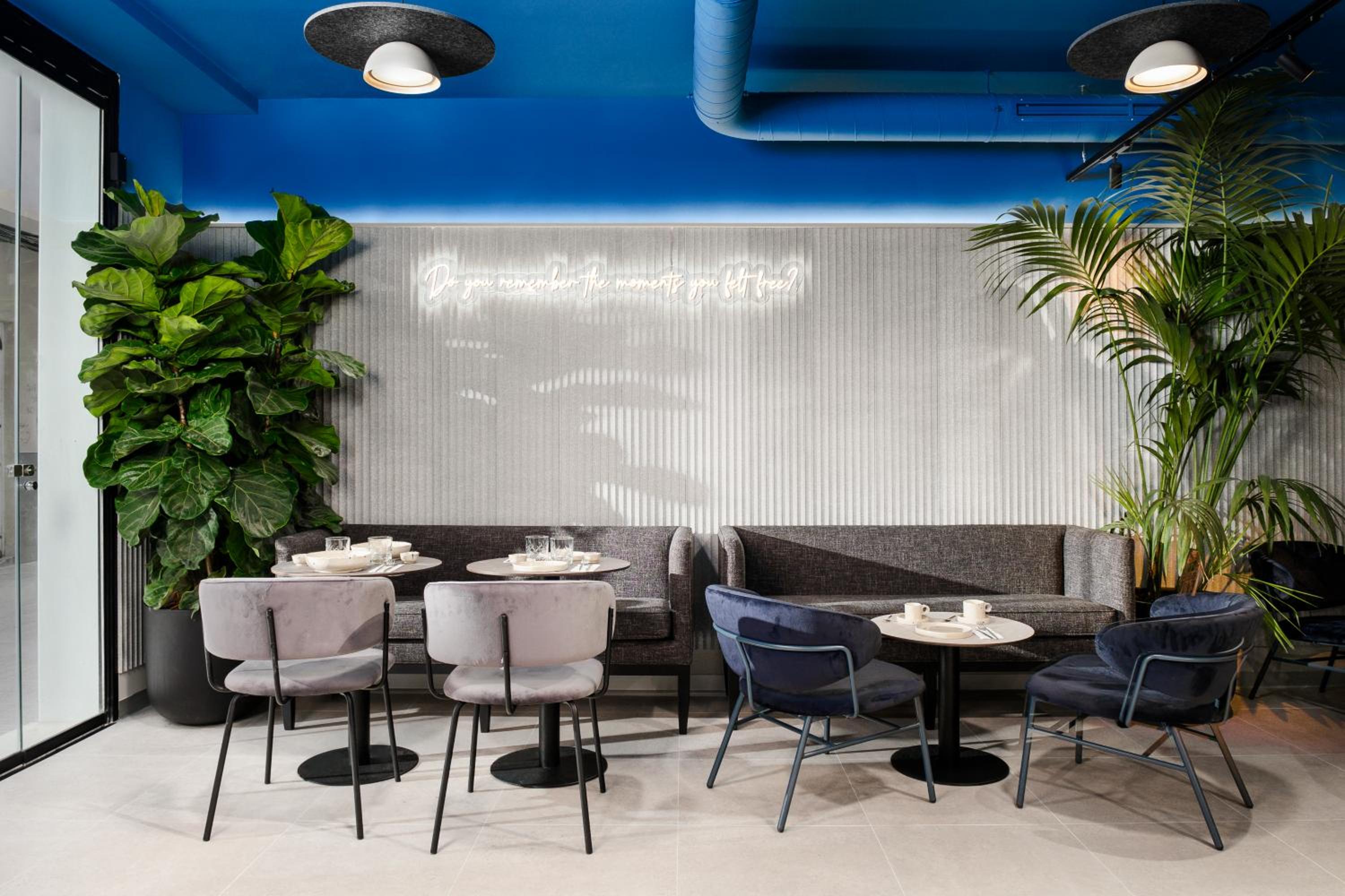 Coeo Hernan Ruiz Rooftop Pool Hostel