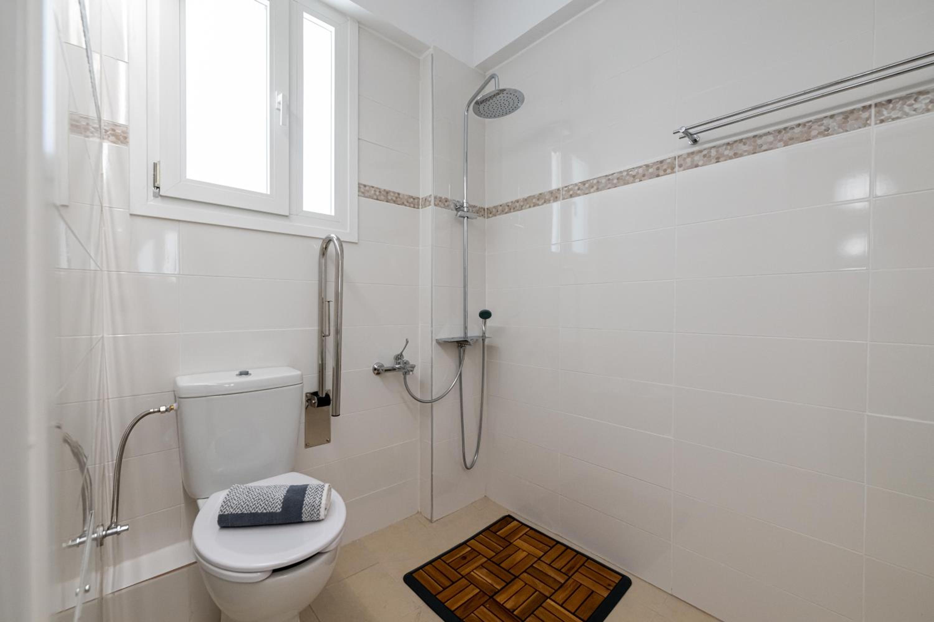 HomEasy Apartments - Kalamata Central Getaways with Private Parking