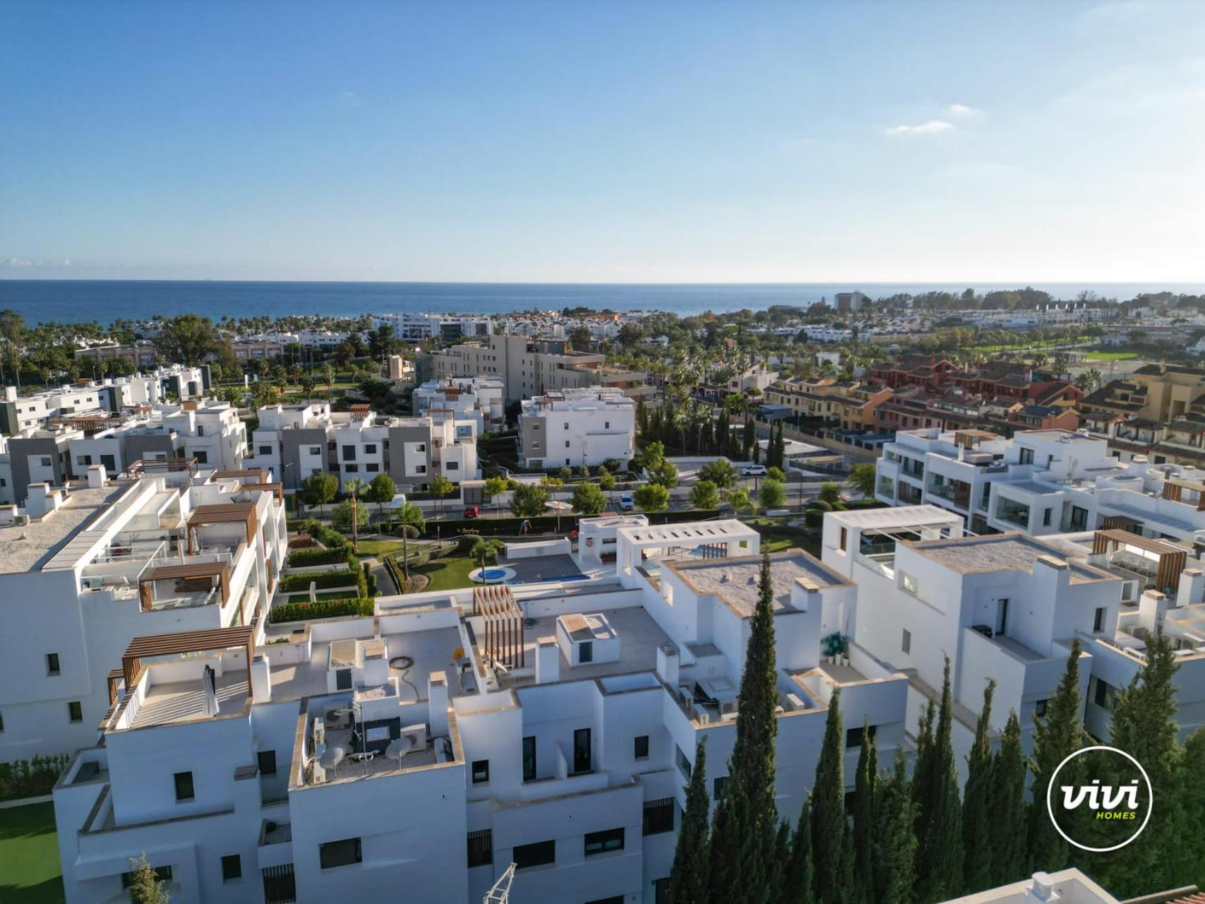 ViVi Homes - Sublime Close to the beach, Garden, Pool & Hot Tub
