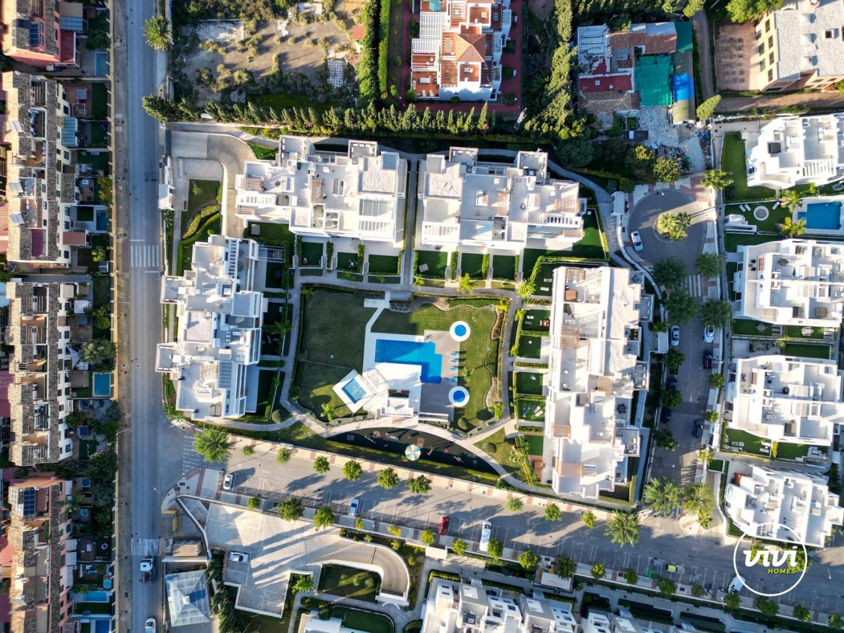 ViVi Homes - Sublime Close to the beach, Garden, Pool & Hot Tub