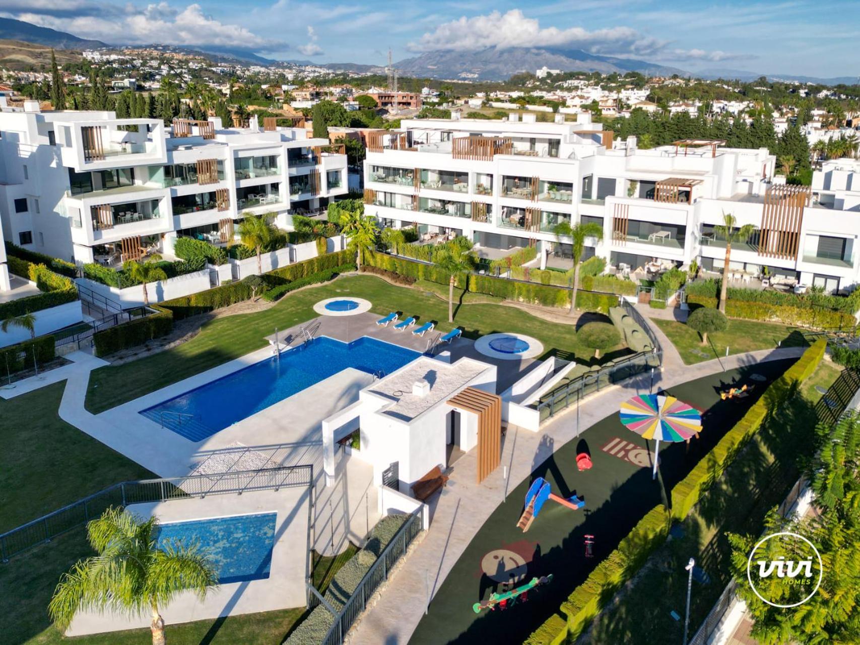 ViVi Homes - Sublime Close to the beach, Garden, Pool & Hot Tub