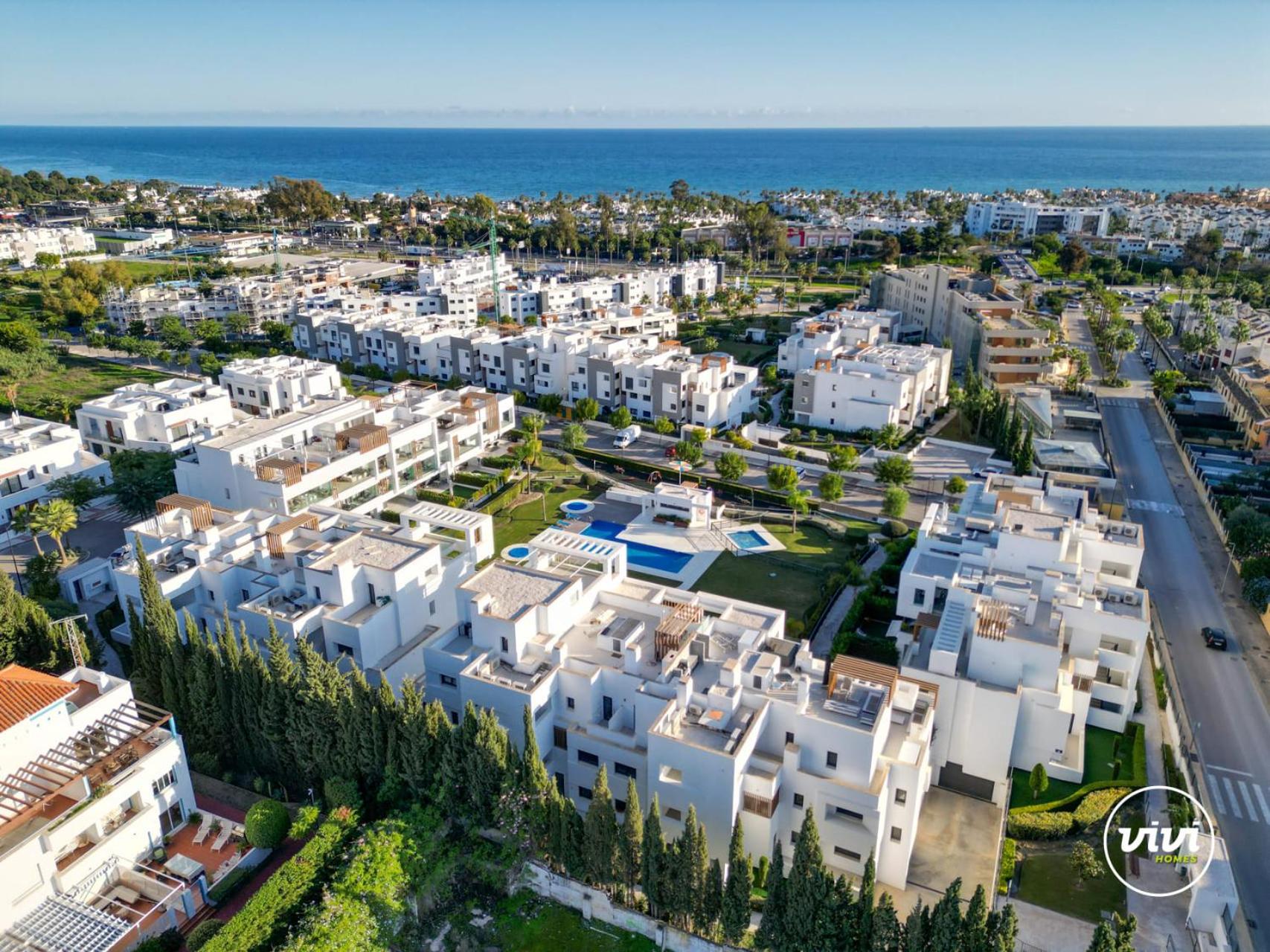 ViVi Homes - Sublime Close to the beach, Garden, Pool & Hot Tub