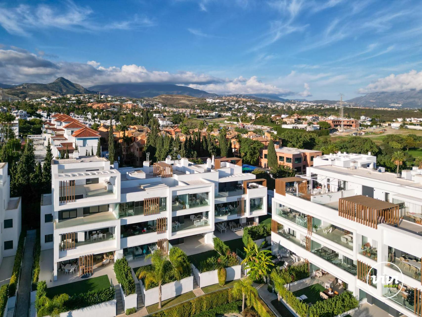 ViVi Homes - Sublime Close to the beach, Garden, Pool & Hot Tub