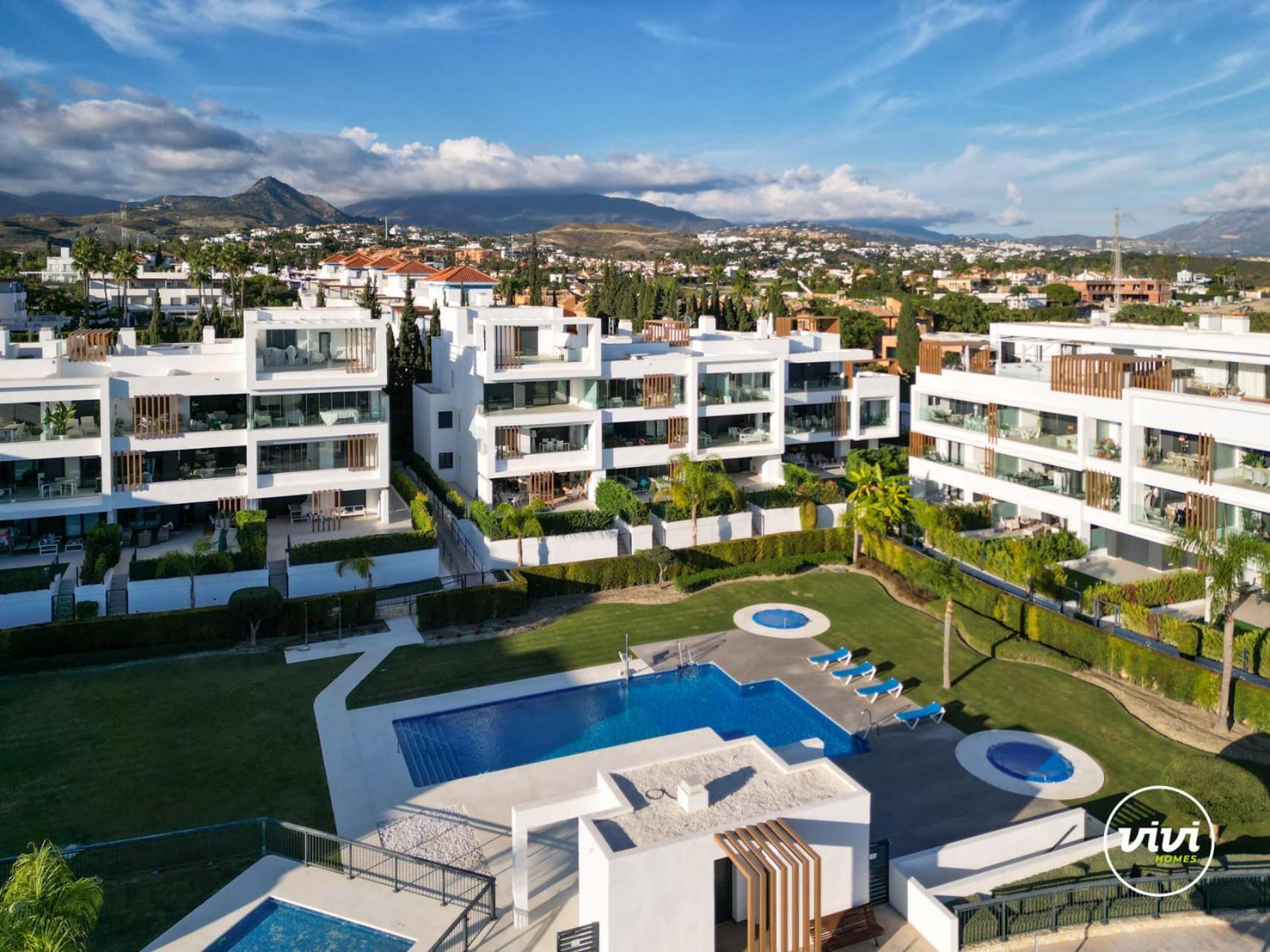 ViVi Homes - Sublime Close to the beach, Garden, Pool & Hot Tub