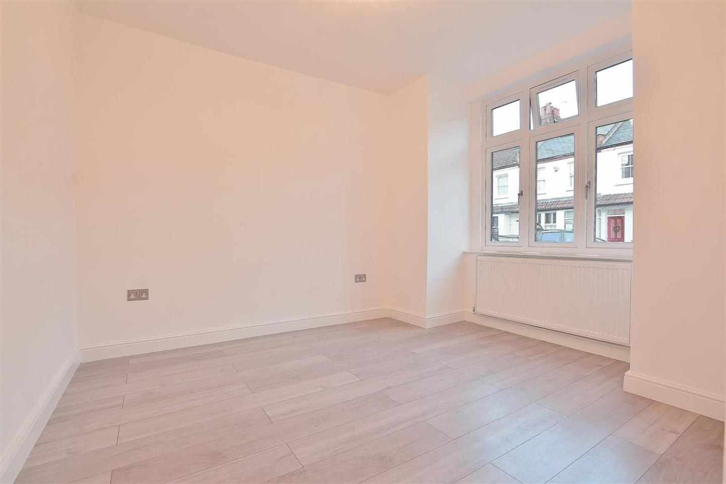 Cosy Twickenham 2 Bedroom House view 3