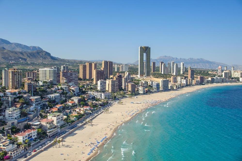 Tu Paraíso Costero en Playa de Poniente, Vistas al Mar, Arena Dorada y un Entorno de Lujo