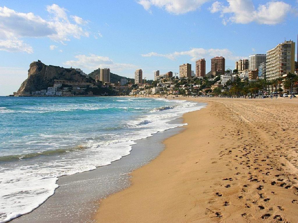 Tu Paraíso Costero en Playa de Poniente, Vistas al Mar, Arena Dorada y un Entorno de Lujo