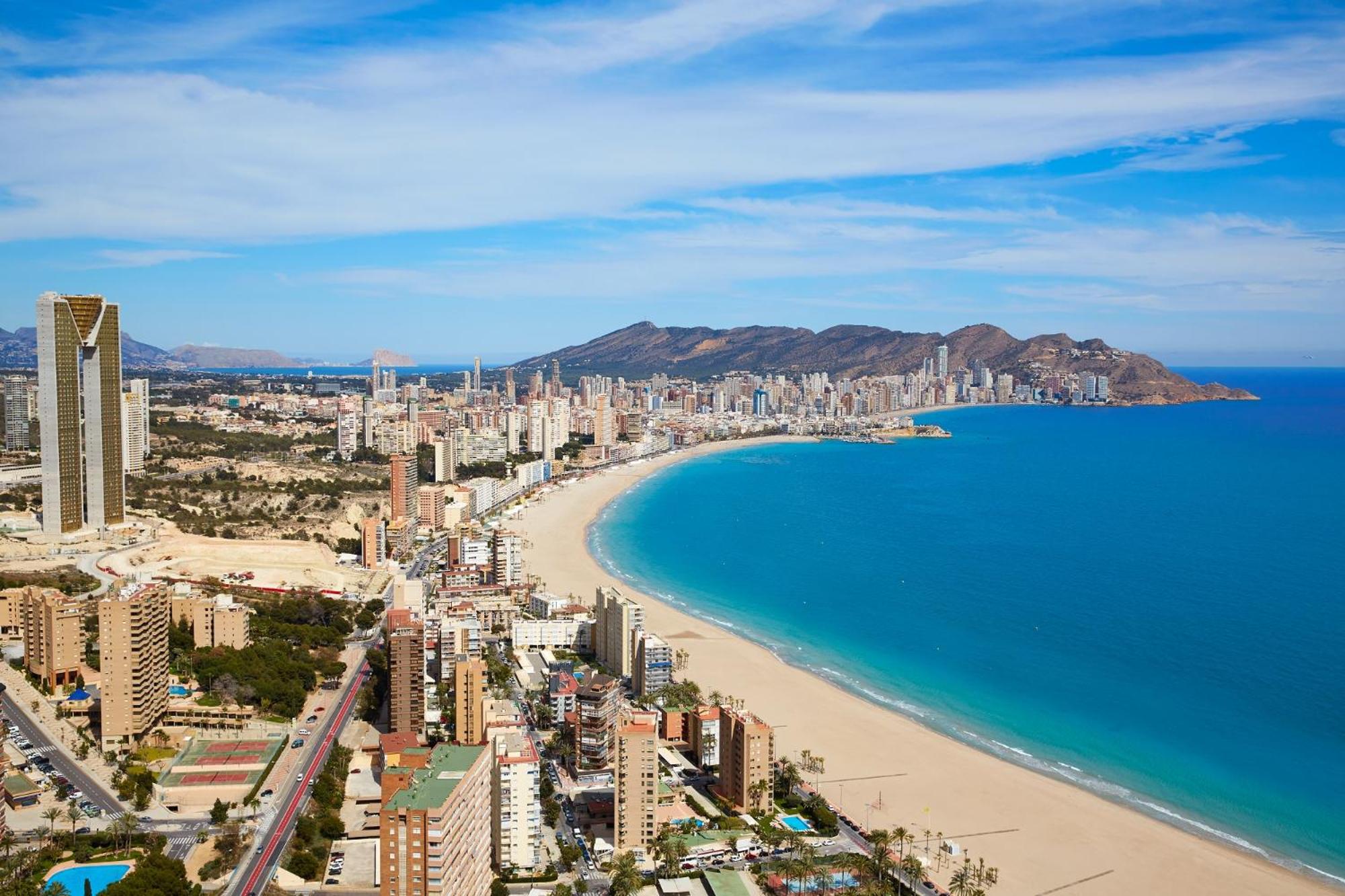 Tu Paraíso Costero en Playa de Poniente, Vistas al Mar, Arena Dorada y un Entorno de Lujo