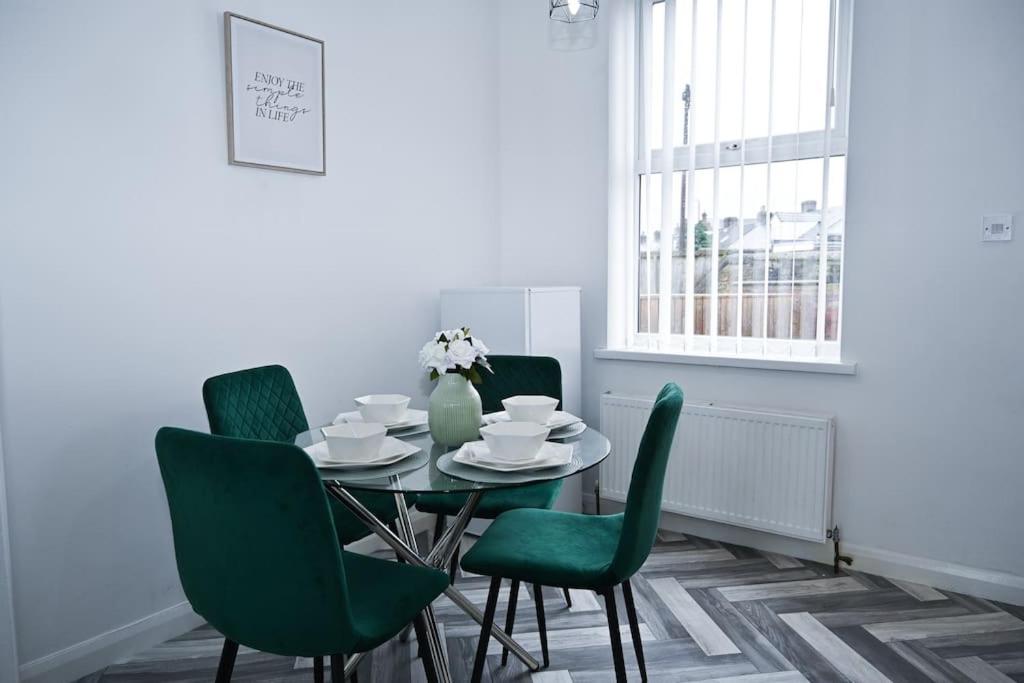 Cosy 3 Bed House, Sleeps up to 6 with free parking