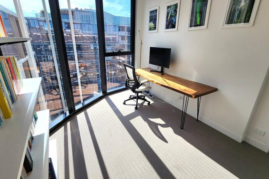 Resort-style Exec 1 Bed with study in Port Melbourne