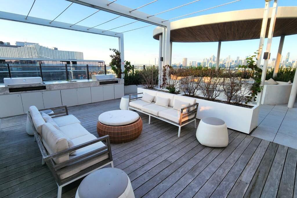 Resort-style Exec 1 Bed with study in Port Melbourne