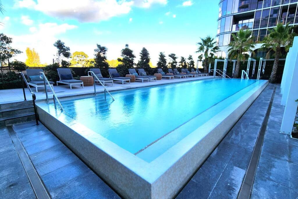 Resort-style Exec 1 Bed with study in Port Melbourne
