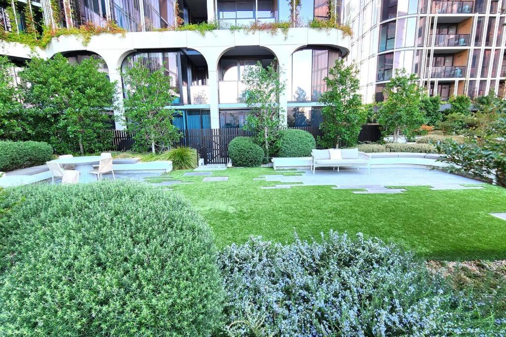 Resort-style Exec 1 Bed with study in Port Melbourne