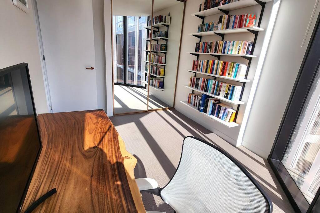 Resort-style Exec 1 Bed with study in Port Melbourne