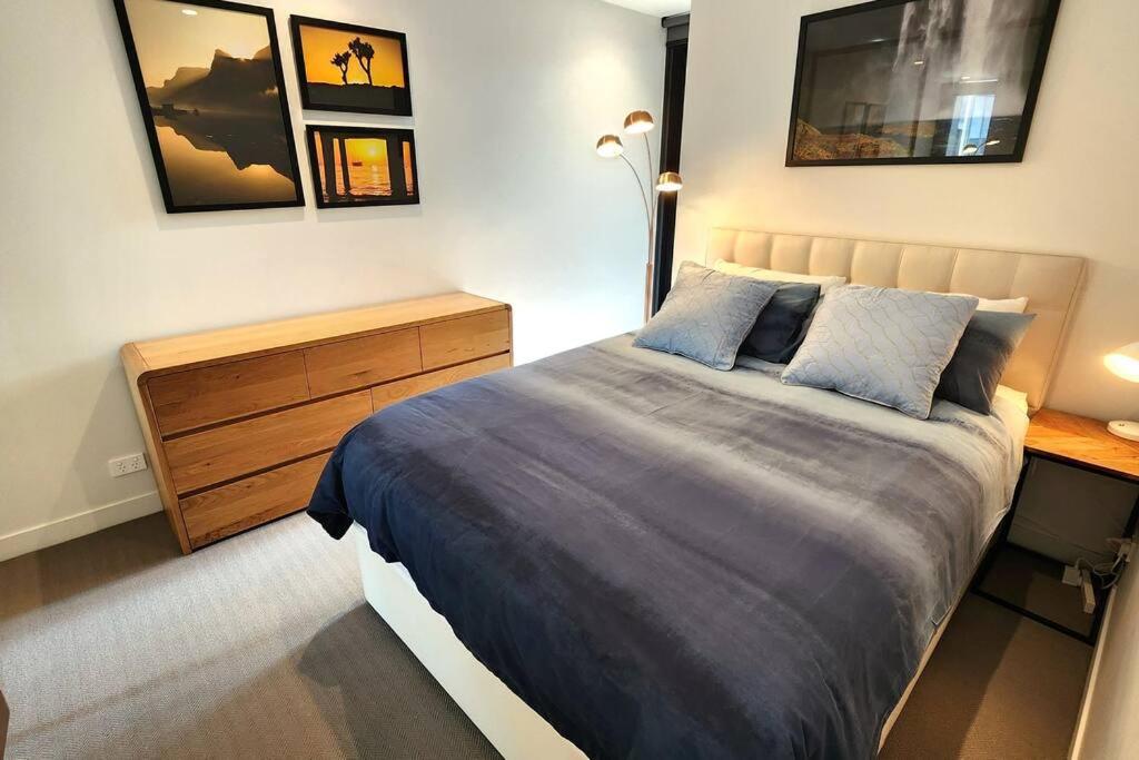 Resort-style Exec 1 Bed with study in Port Melbourne