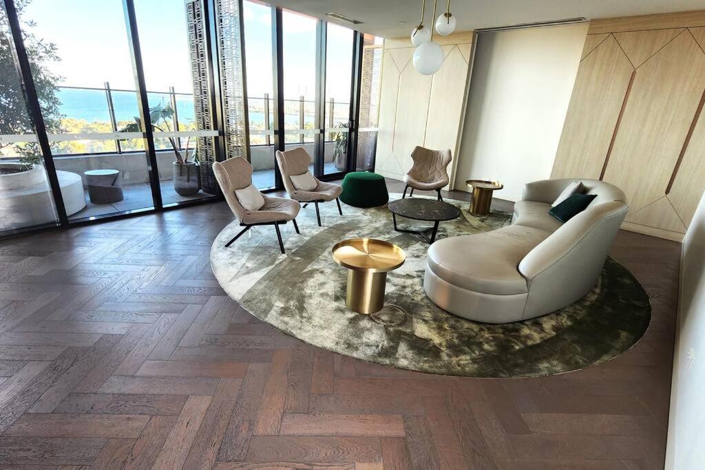 Resort-style Exec 1 Bed with study in Port Melbourne