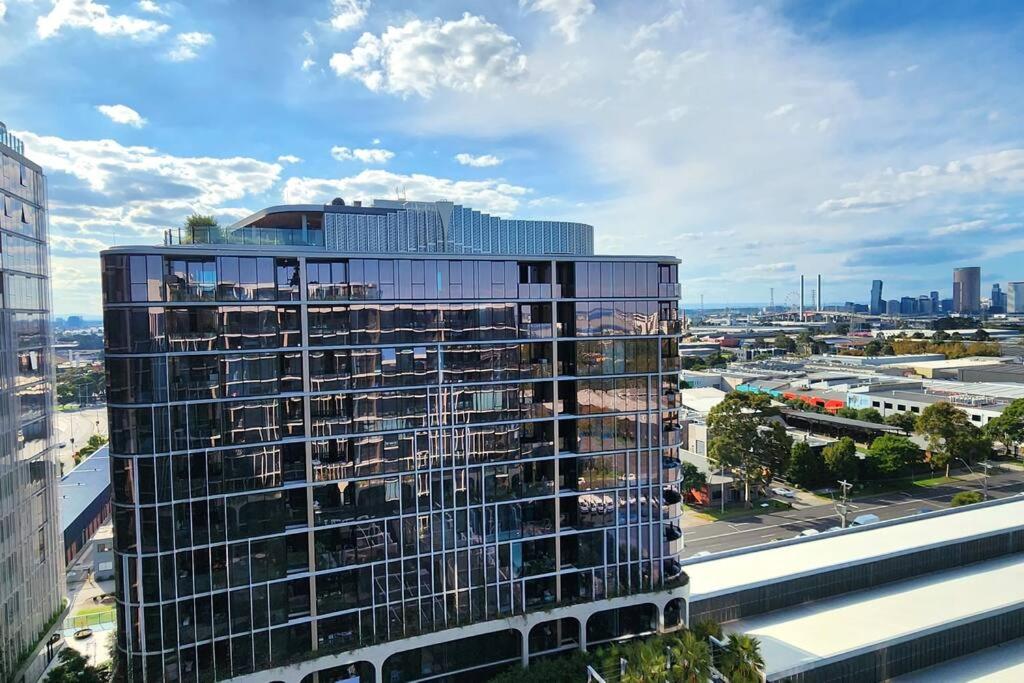 Resort-style Exec 1 Bed with study in Port Melbourne