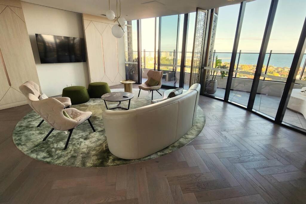 Resort-style Exec 1 Bed with study in Port Melbourne