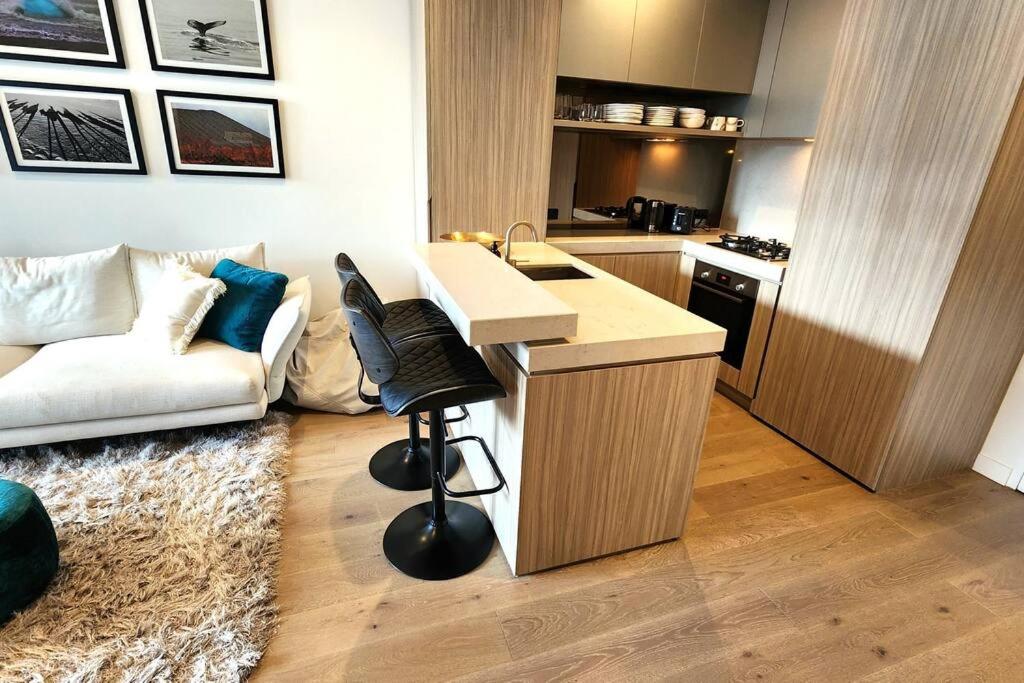 Resort-style Exec 1 Bed with study in Port Melbourne