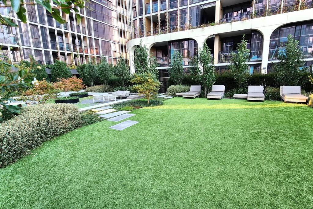 Resort-style Exec 1 Bed with study in Port Melbourne