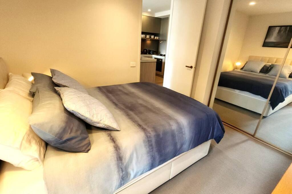 Resort-style Exec 1 Bed with study in Port Melbourne