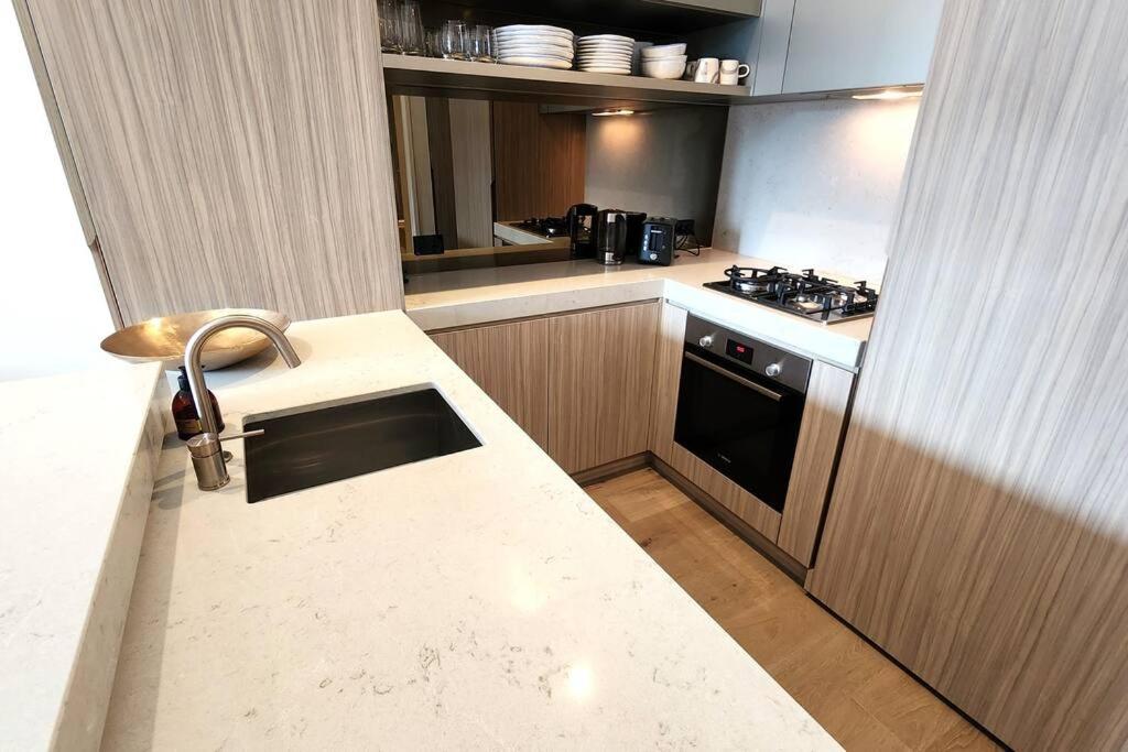 Resort-style Exec 1 Bed with study in Port Melbourne