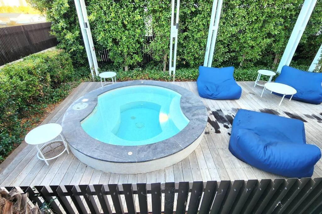 Resort-style Exec 1 Bed with study in Port Melbourne