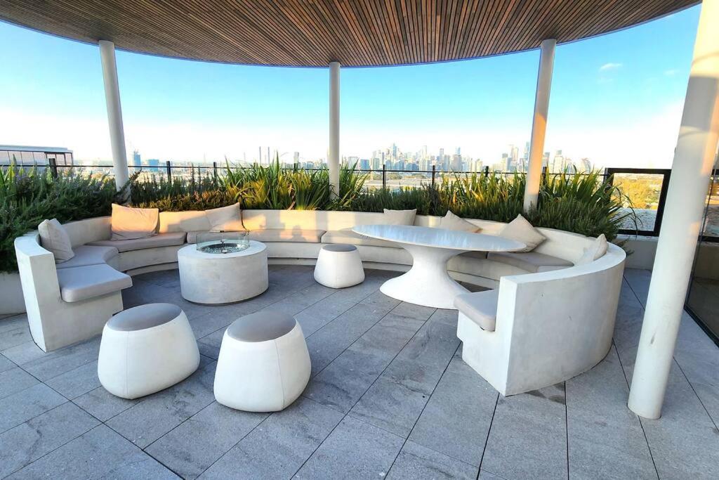 Resort-style Exec 1 Bed with study in Port Melbourne