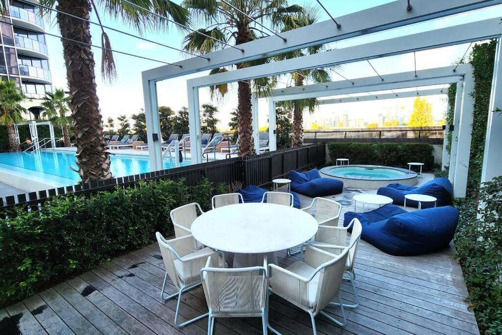 Resort-style Exec 1 Bed with study in Port Melbourne