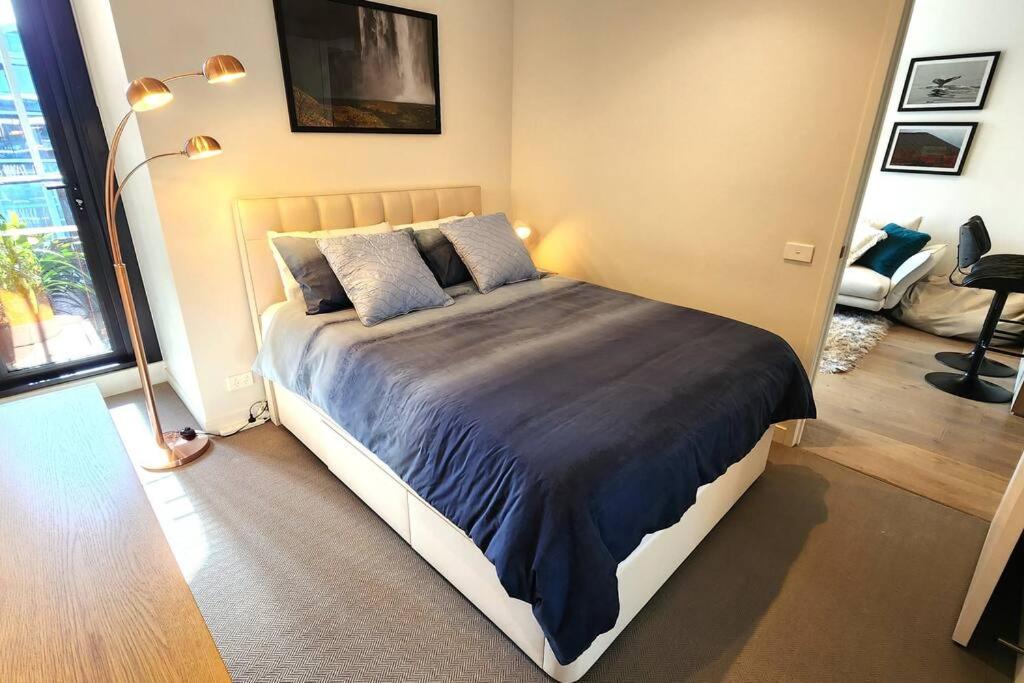 Resort-style Exec 1 Bed with study in Port Melbourne