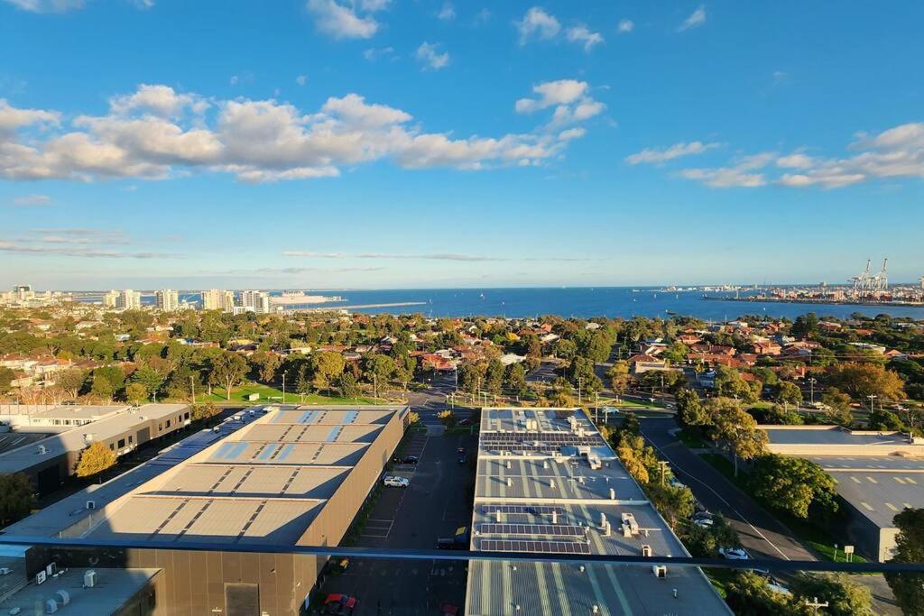 Resort-style Exec 1 Bed with study in Port Melbourne