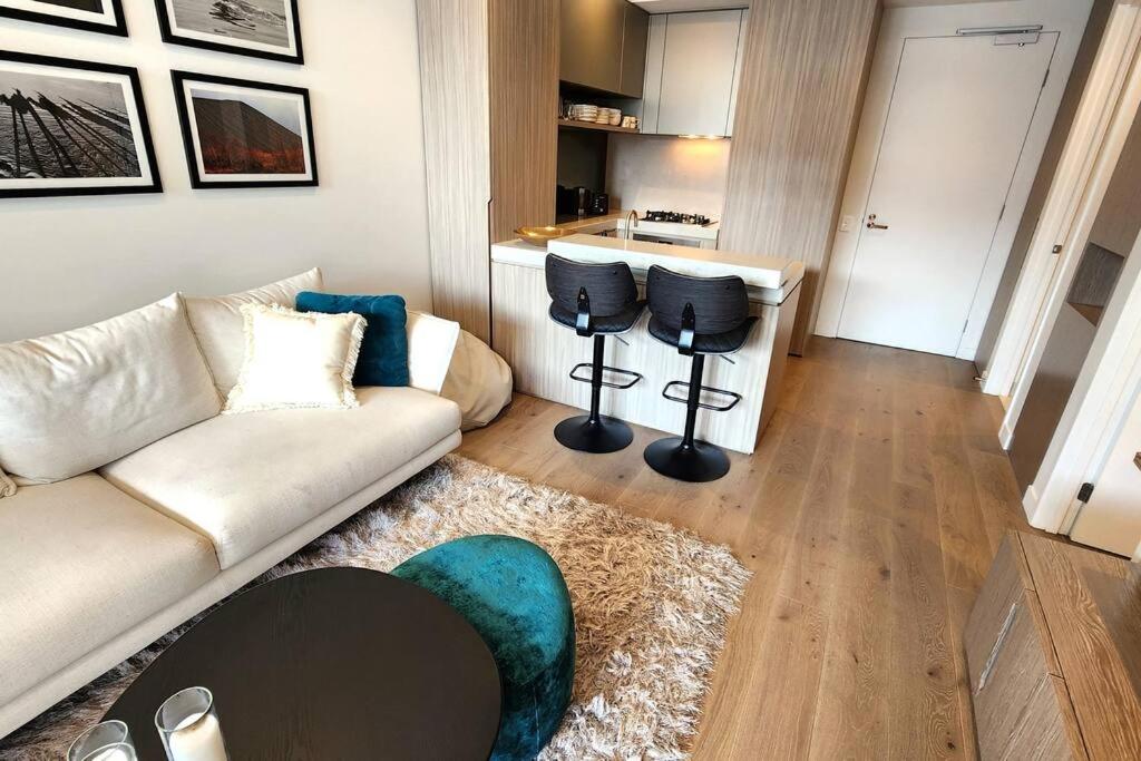 Resort-style Exec 1 Bed with study in Port Melbourne