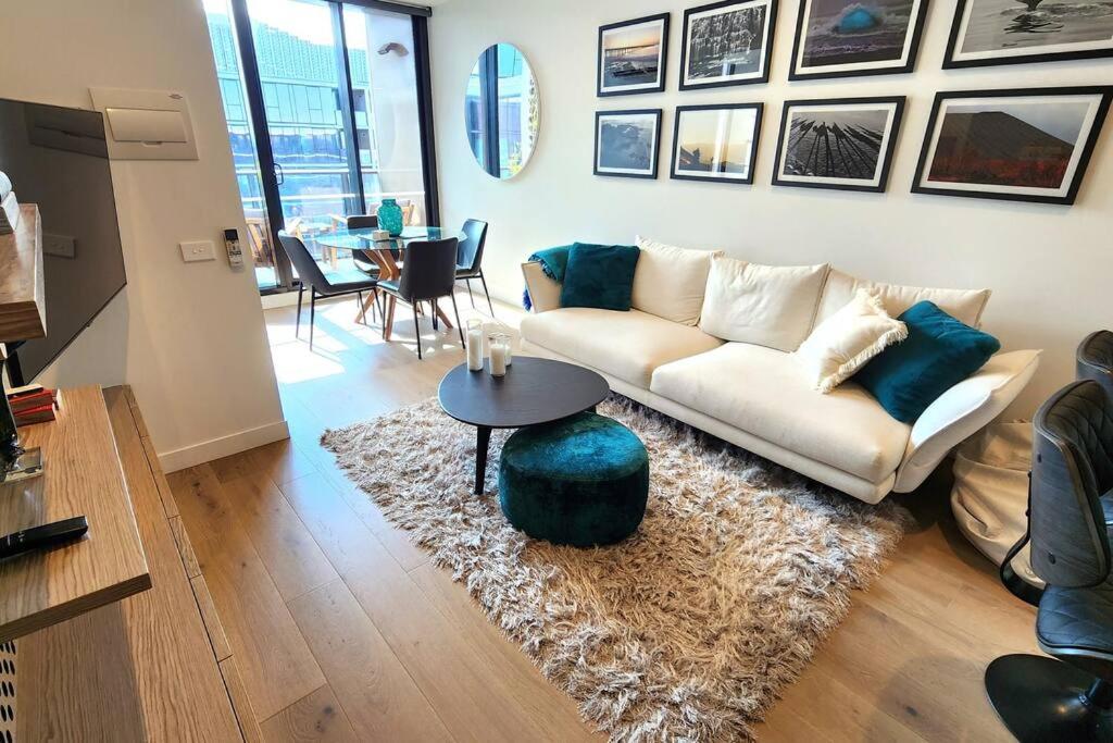 Resort-style Exec 1 Bed with study in Port Melbourne