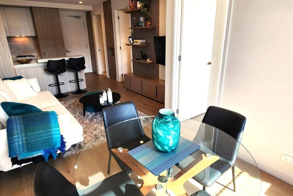 Resort-style Exec 1 Bed with study in Port Melbourne