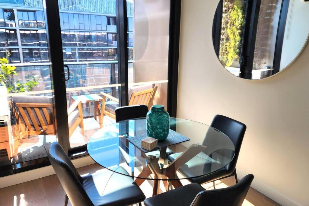 Resort-style Exec 1 Bed with study in Port Melbourne