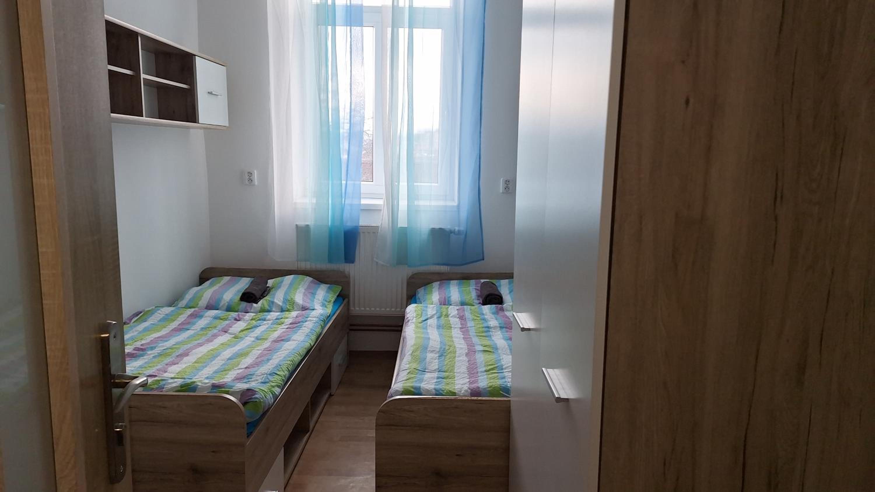 Hostinské pokoje nad restaurací Košetice se společnou koupelnou, WC a kuchyňkou
