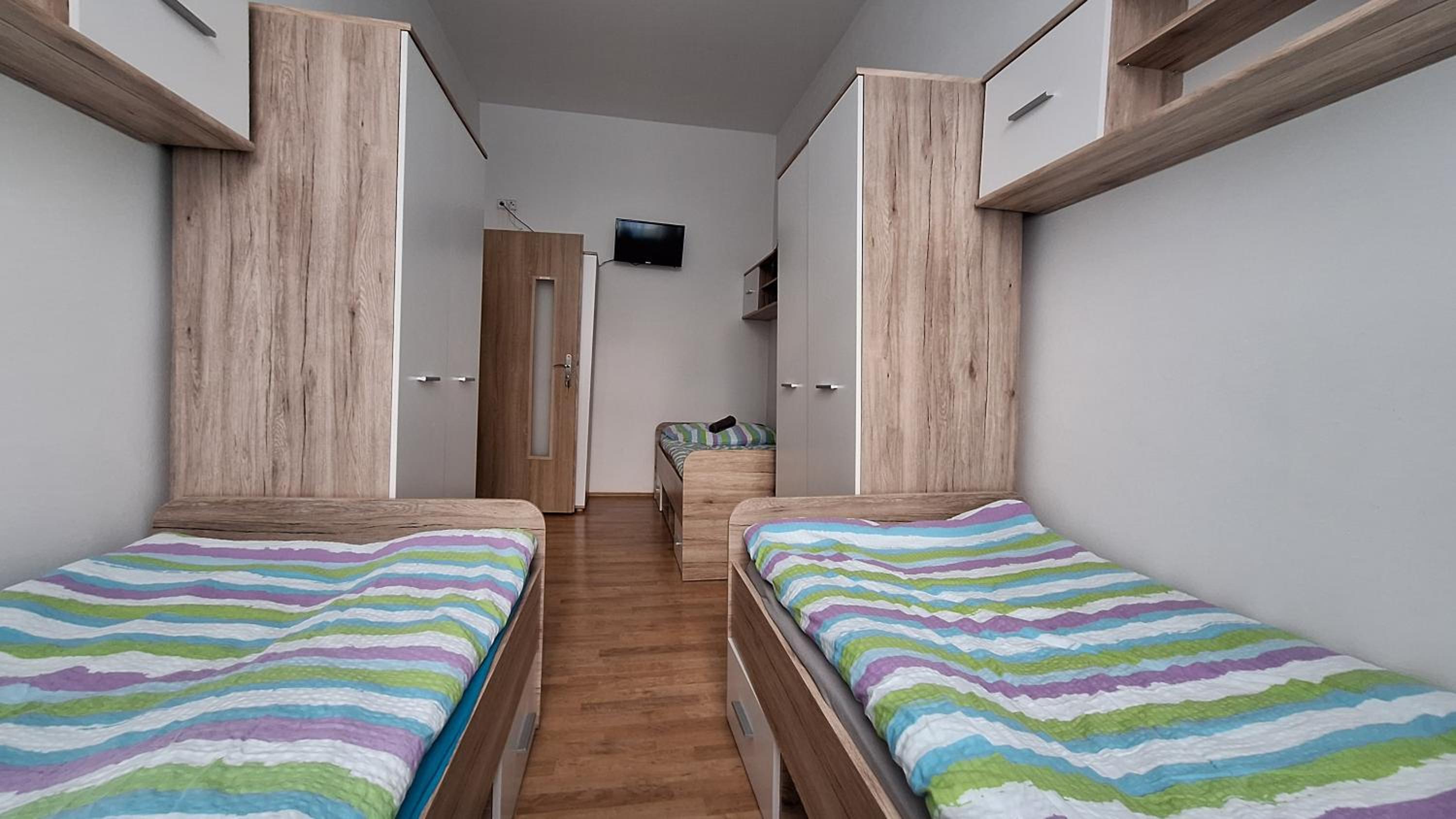 Hostinské pokoje nad restaurací Košetice se společnou koupelnou, WC a kuchyňkou