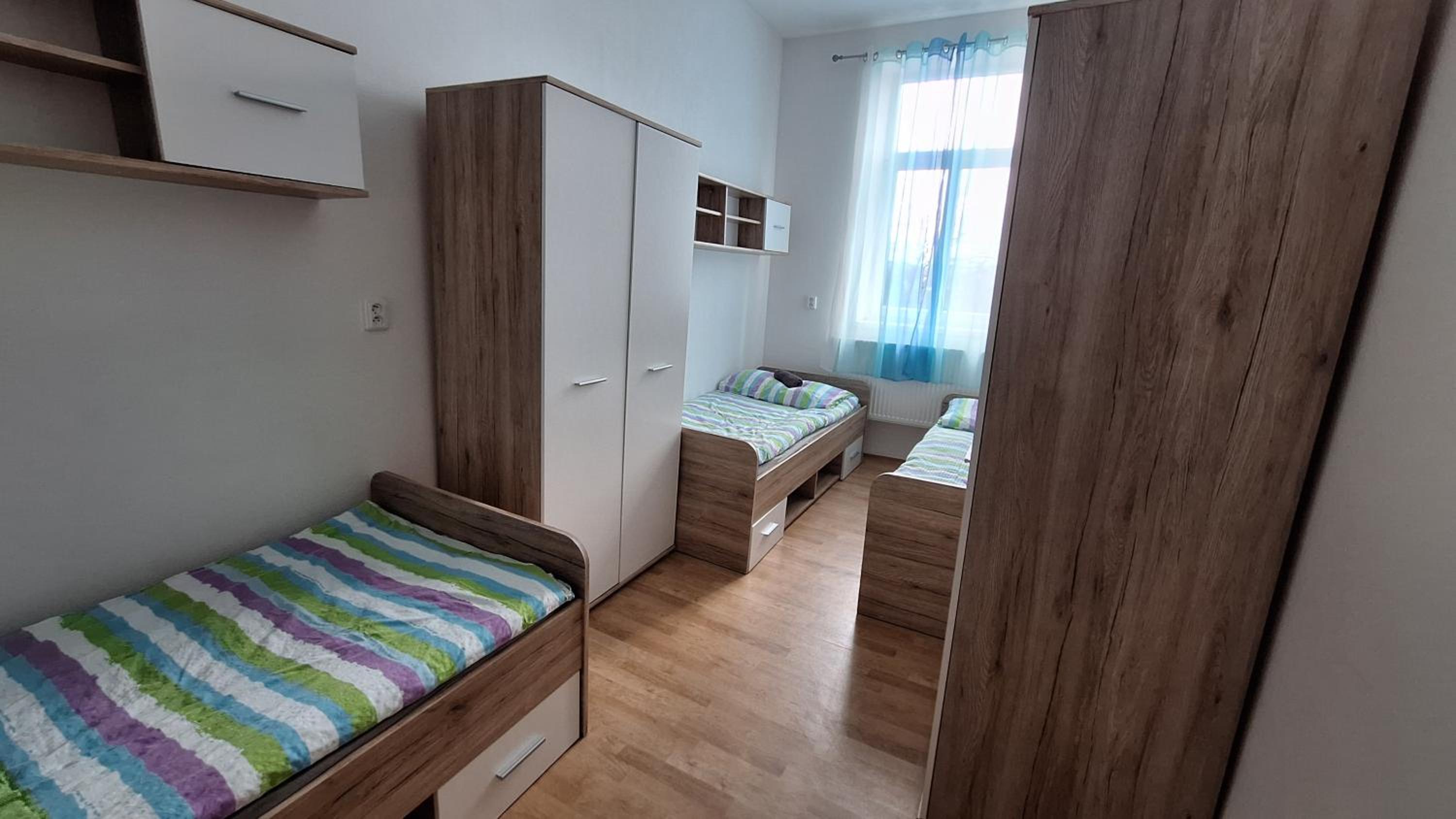 Hostinské pokoje nad restaurací Košetice se společnou koupelnou, WC a kuchyňkou