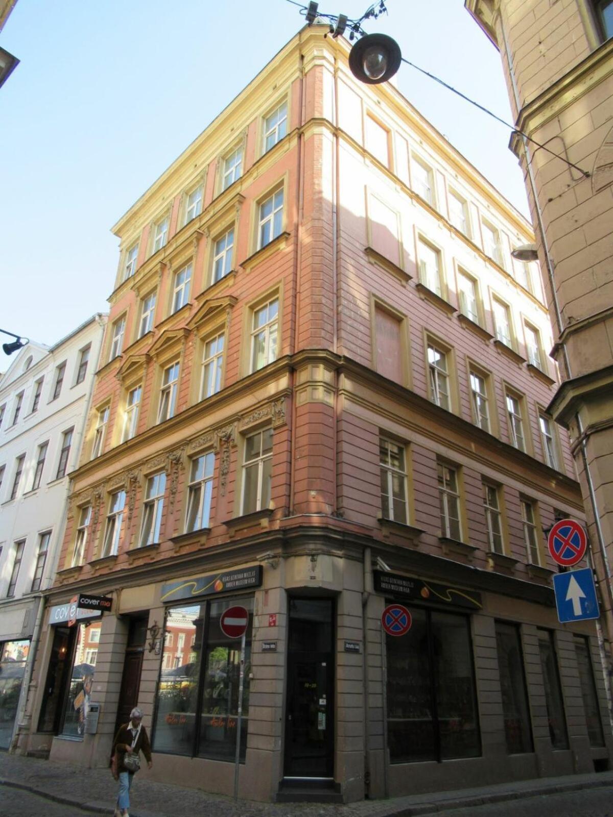 Heart of Old Riga Three Bedroom Apartment by Dome Square view 5