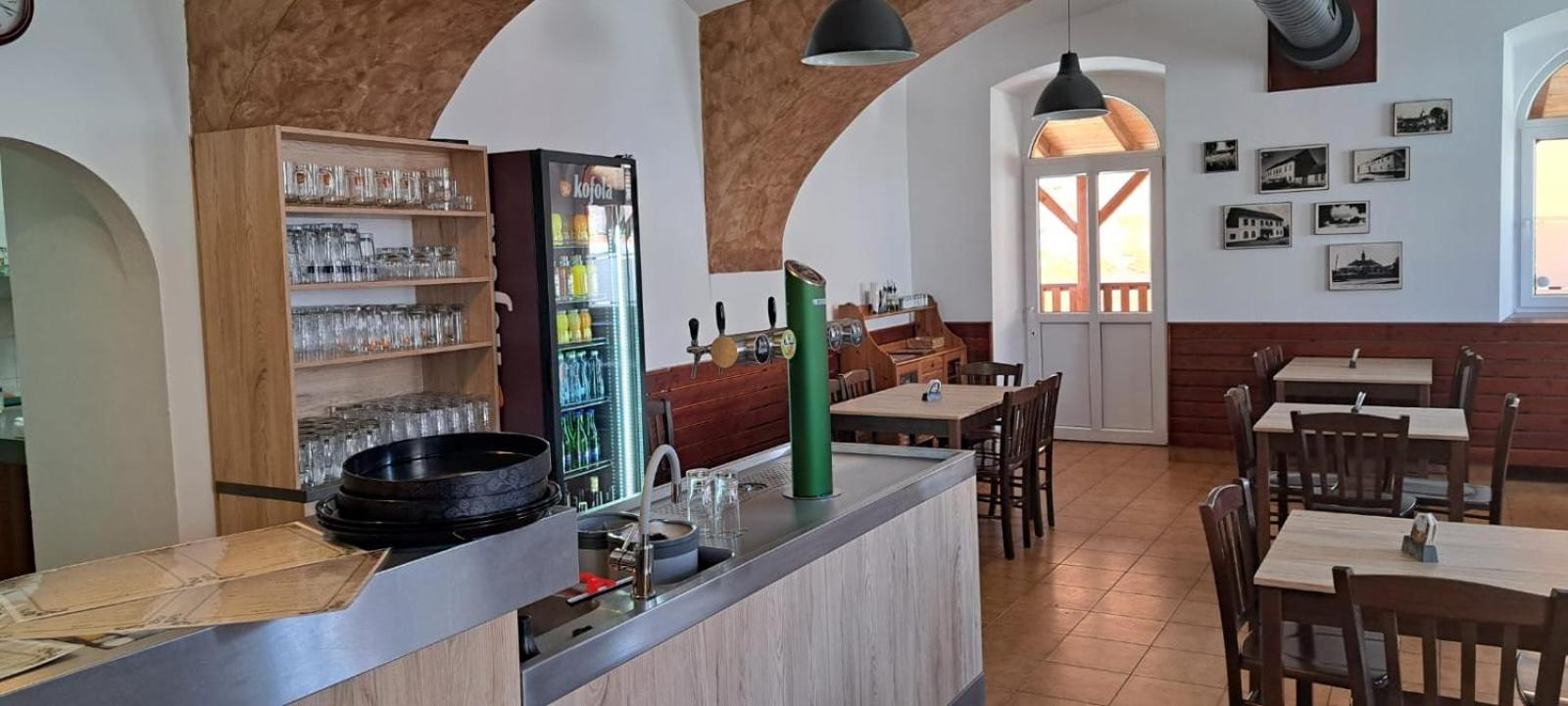 Hostinské pokoje nad restaurací Košetice se společnou koupelnou, WC a kuchyňkou
