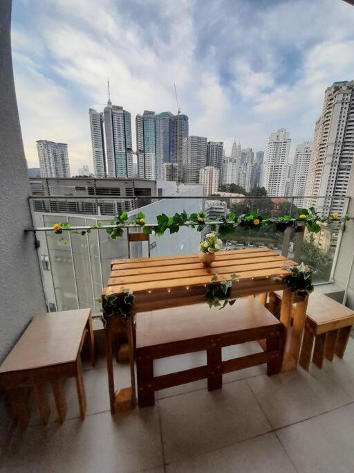 Cozy Idaman Robertson Suite Balcony