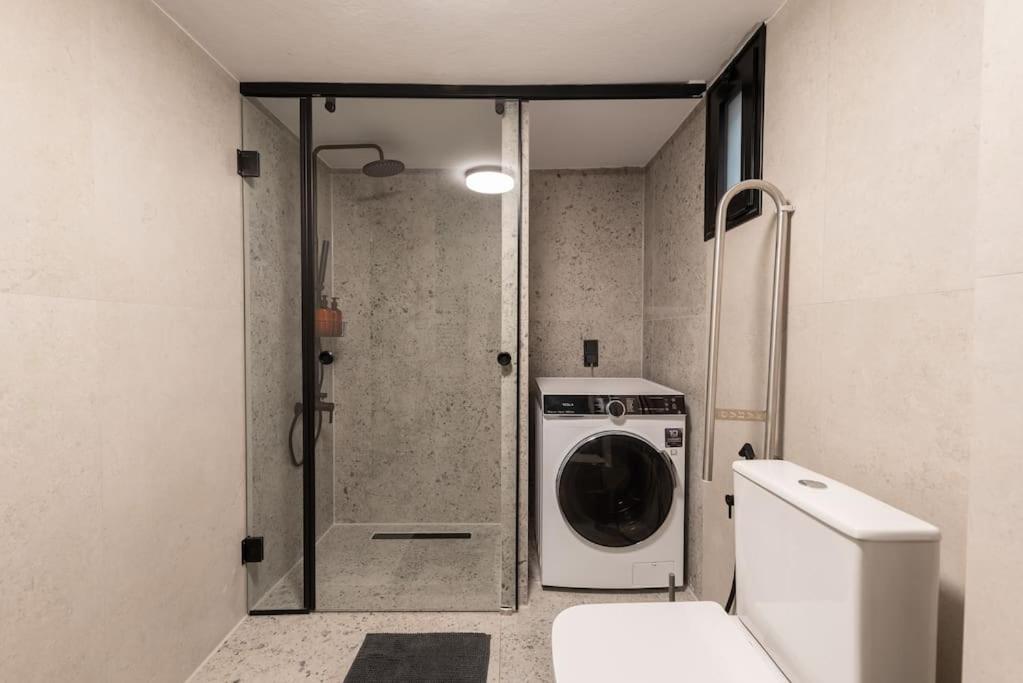 Iris Luxury Apartment en Serres — bathroom
