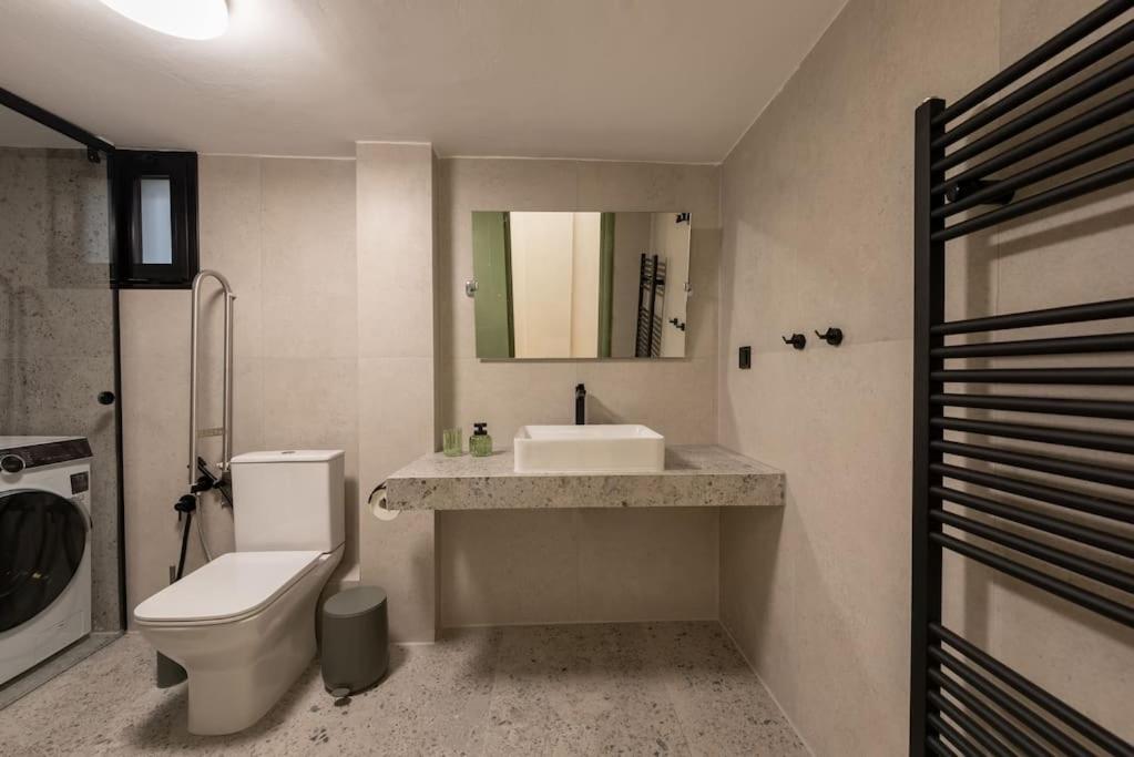 Iris Luxury Apartment en Serres — bathroom