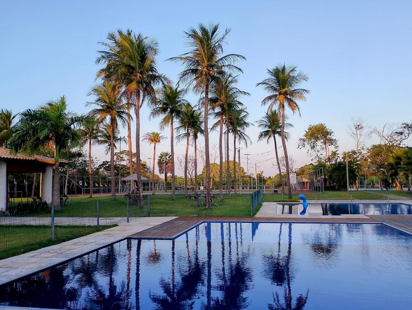 Kitnet minutos das praias lazer em clube